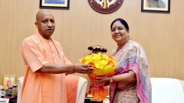 योगी आदित्यनाथ के साथ बेबी रानी मौर्य