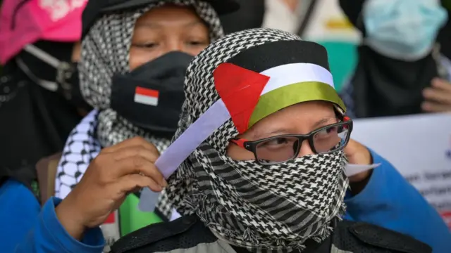 Demonstrators take part in a protest against Israel, in Jakarta on May 18, 2021, amid the ongoing conflict between Israel and the Palestinian Territories. (Photo by BAY ISMOYO / AFP) (Photo by BAY ISMOYO/AFP via Getty Images)