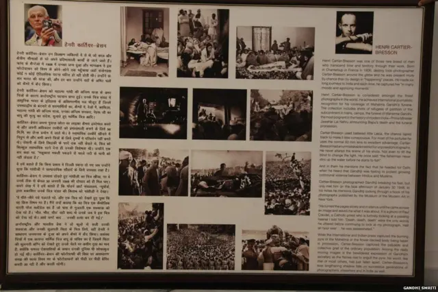 પહેલાં ડિસ્પ્લે બોર્ડ પર આ પ્રકારની તસવીર લાગેલી હતી. મહાત્મા ગાંધીની અતિમ યાત્રા સાથે જોડાયેલી