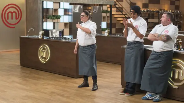Dayse Paparoto junto a otros concursantes hombres de Master Chef Profesional