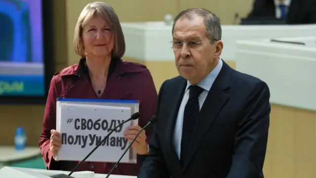 Elizabeth Whelan holds a sign that says 'Free Paul Whelan'