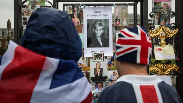 ประชาชนจากทั่วสารทิศนำดอกไม้ และพระรูปเจ้าหญิงไดอานา ไปวางไว้บริเวณทางเข้าพระตำหนักเคนชิงตัน