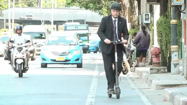 ทูตเยอรมนีขี่สกูตเตอร์ไฟฟ้าออกจากสถานทูตฯ ถนนสาทรใต้