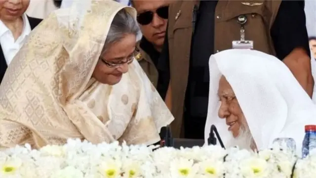 কওমি মাদ্রাসাগুলোর দাওরায়ে হাদিসকে মাস্টার্স সমমানের স্বীকৃতি দেয়ায় প্রধানমন্ত্রীকে ধন্যবাদ জানানোর শোকরানা মাহফিলে সভাপতি ছিলেন হেফাজতে ইসলামের আমির আহমদ শফী। (ফাইল ছবি)