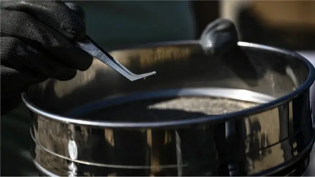 De minuscules fragments de plastique - provenant de vêtements, de cosmétiques ou de plastiques plus grands qui se décomposent - peuvent facilement se retrouver dans les réserves d'eau et dans le sol.