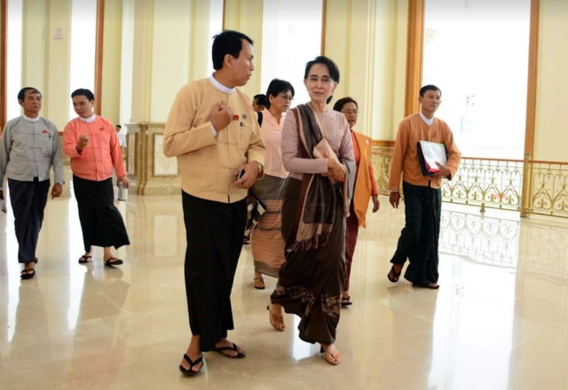 ဦးဖြိုးမင်းသိန်းနဲ့ ဒေါ်အောင်ဆန်းစုကြည်