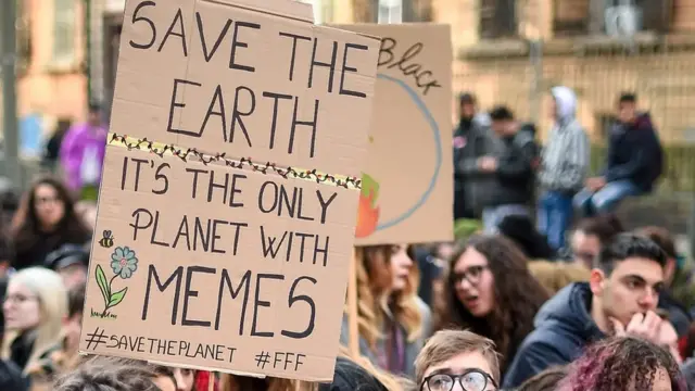 Cartaz que diz, na tradução literal: 'Salve a Terra. É o único planeta com memes'