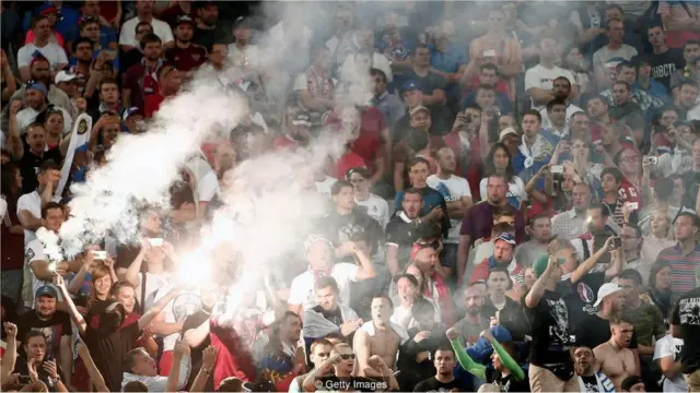 Qrupdakı həmrəylik və düşmənçilik duyğularının qarışdığı futbol oyununda, tərəfdarların zarafatları bəzən aqressiv davranışa gətirib çıxarır (Mənbə: Getty Images)