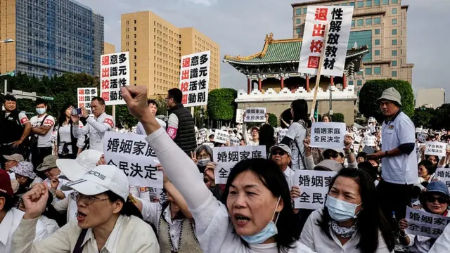 People gather on Ketagalan Boulevard in Taipei on December 3, 2016 to protest against a bill to introduce equal marriage.