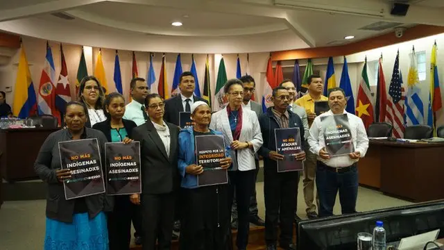 Lottie Cunningham y otros activistas junto a Margarette May Macaulay