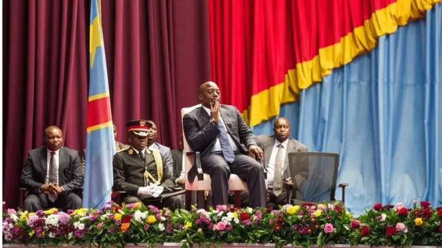 Joseph Kabila devant un drapeau Congolais au Palais de la République congolais, siège de l'Assemblée nationale.
