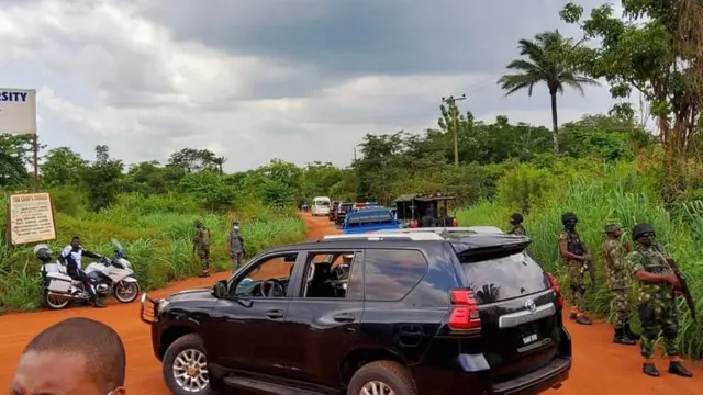 Gọvanọ Ugwuanyi na ndị isi ọrụ nchekwa