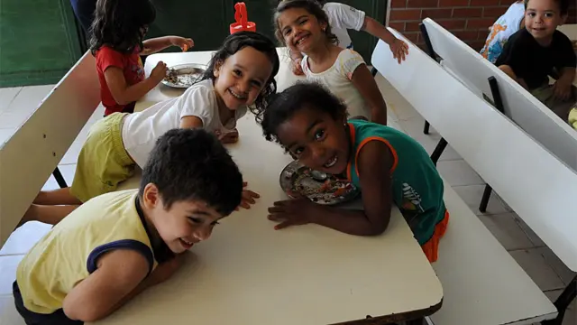 Crianças do Centro de Educação Infantil 1 recebem representantes do governo colombiano que vieram conhecer o Programa Nacional de Alimentação escolar, (Pnae)