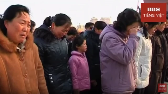 Người dân Bắc Hàn khóc thương lãnh tụ Kim Jong-il của Bắc Hàn.