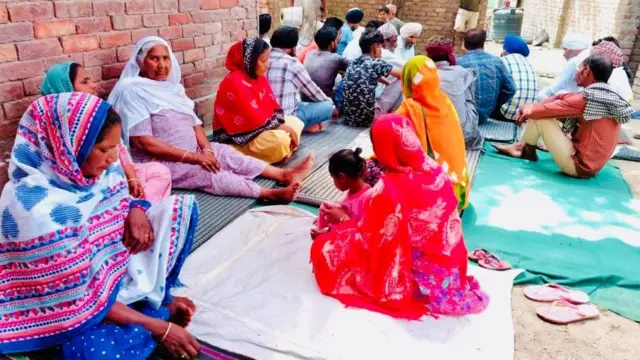 ਇਕਬਾਲ ਸਿੰਘ ਦੇ ਘਰ ਅਫਸੋਸ ਕਰਨ ਆਏ ਰਿਸ਼ਤੇਦਾਰ ਅਤੇ ਪਿੰਡ ਵਾਸੀ