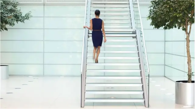 basamak tırmanan kadın