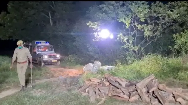 ধর্ষিতা তরুণীর পরিবার পুলিশের বিরুদ্ধে অভিযোগ করেছে পরিবারের অনুমতি না নিয়েই তার তরুণীর মৃতদেহ দাহ করেছে।