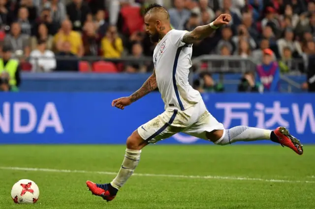 Arturo Vidal remata su penal