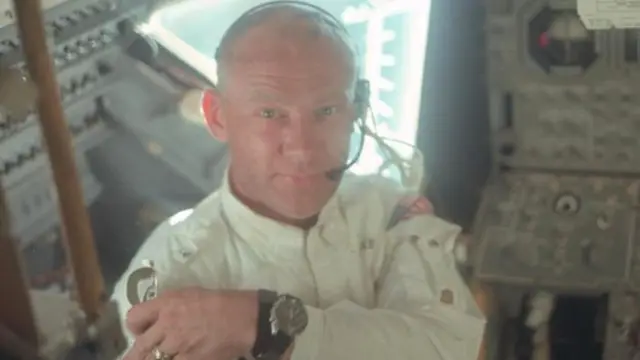 Базз Олдрин өзүнүн китебинде 1969-жылы Нил Армстронг менен бирге Aйга конордон алдын диний жөрөлгө үчүн алып чыккан виносунан бир аз даам татканын айтат.