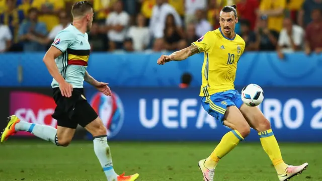 Picture of wia Ibrahimovic dey drible anoda player