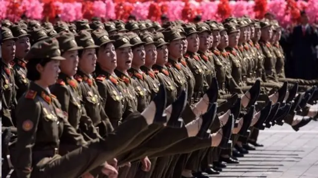 දහස් ගණන් හමුදා භටයෝ පෙළපාලියට එක්වූහ