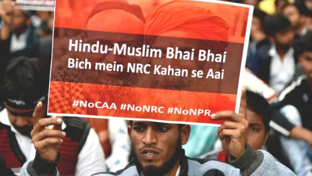 વિરોધ કરતાં લોકો