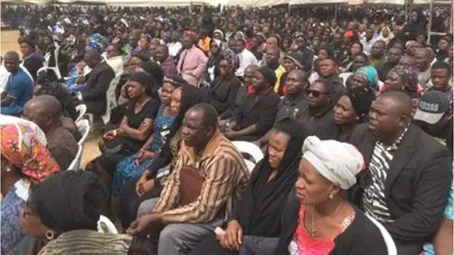 Awọn to joko nibi isinku akẹkọọ naa