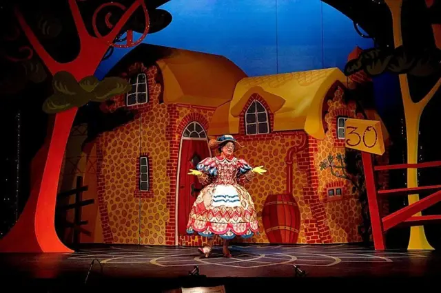 पेन्टोमाइम प्रस्तुत गर्दै कलाकार केनेथ एलन टेलर