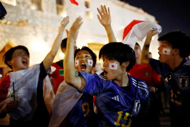 مشجعون يحتفلون