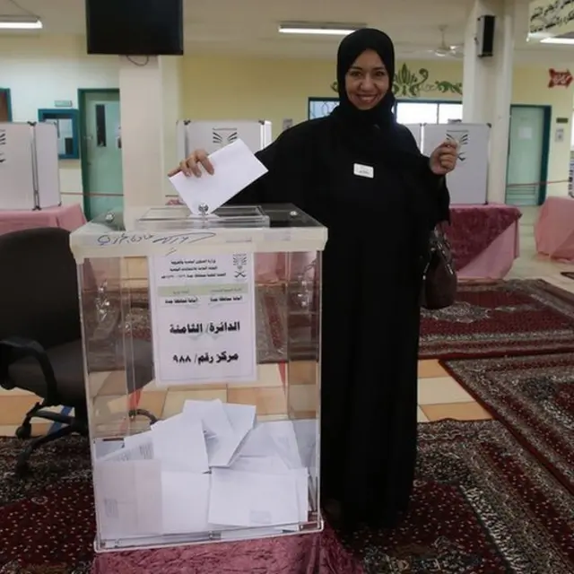 सौदीमध्ये मतदान करणारी महिला