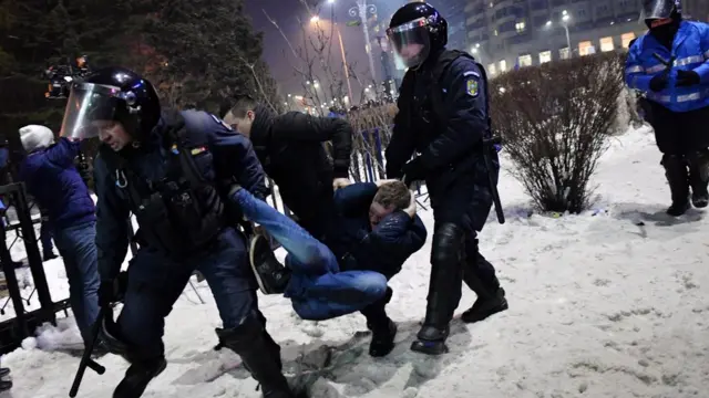 Полиция тащит демонстранта