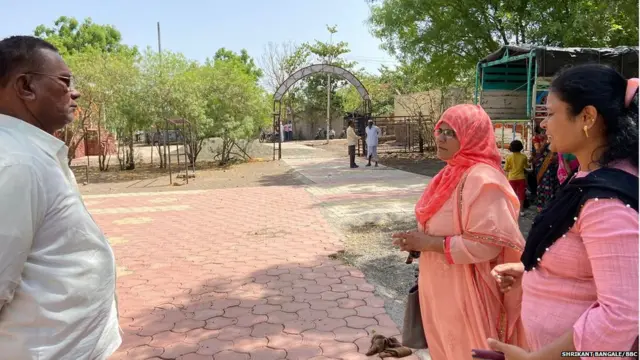 शेतकऱ्यांना प्रशिक्षण देताना कृषी सहाय्यक एस.जी.मिर्झा आणि प्रतिभा गिते.