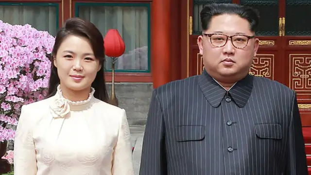 Kim Jon-un y su esposa en Pekín.
