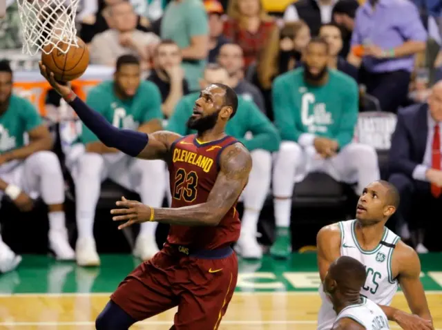 Lebron Džejms u akciji za Klivlend Kavalirse protiv Boston Seltiksa