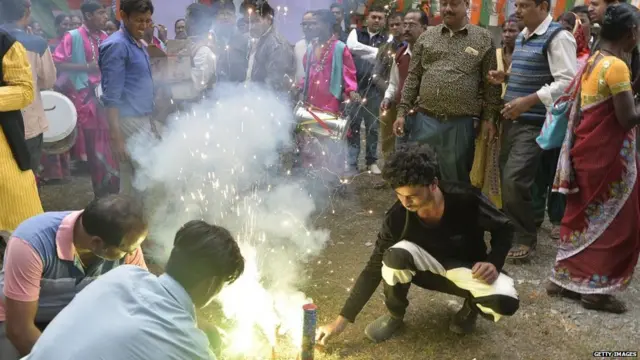 રાહુલ ગાંધીની નિમણૂકની ઉજવણી કરી રહેલા કોંગ્રેસી કાર્યકરોની તસવીર