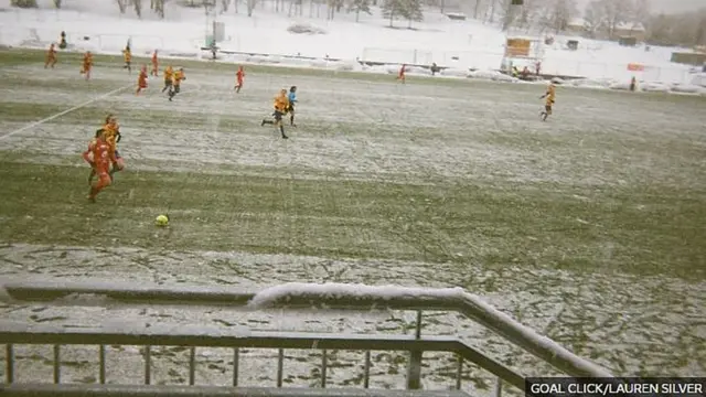 بازیکنان ترونهایم در حالی بازی در برف