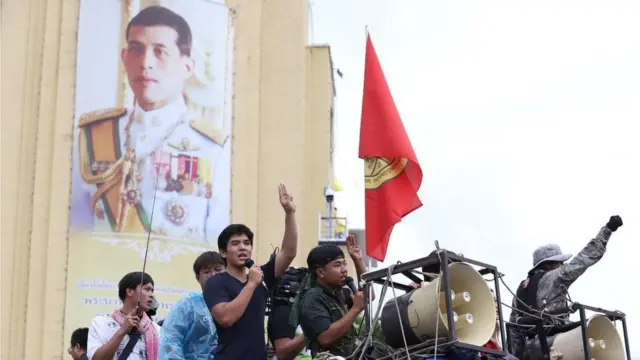 รถปราศรัยเคลื่อนที่ผ่านพระบรมฉายาลักษณ์ ร.10