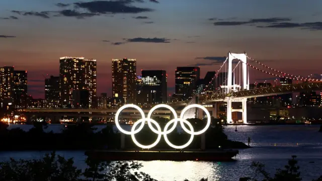 Vista de Tokio con anillos olímpicos.