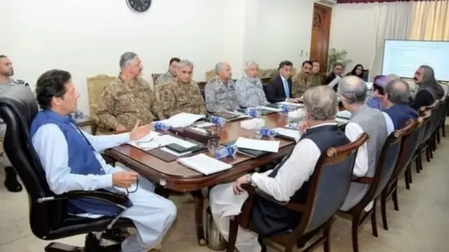 இம்ரான் கான்: பாகிஸ்தானின் அப்பட்டமான உண்மைகளை எதிர்கொண்ட ஓராண்டு காலம்