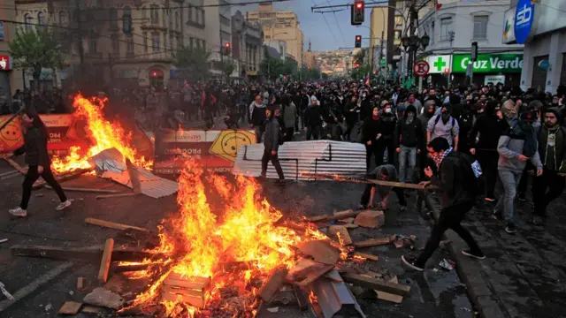 Fogueira e protestoroleta da sorte virtualValparaíso, no Chile