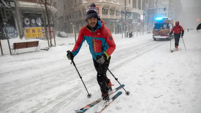 Жители Мадрида на лыжах
