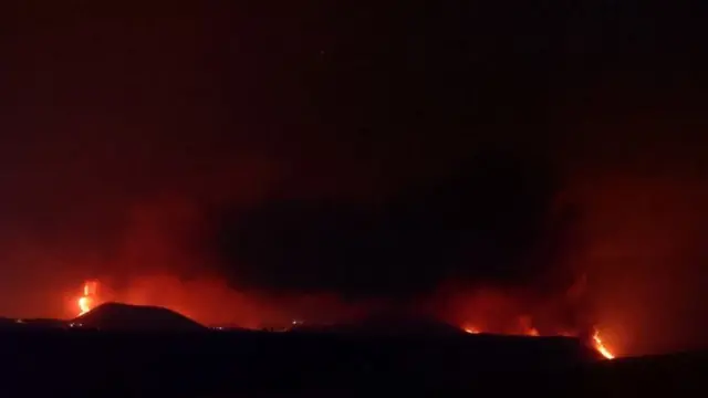 Lava llegando al mar en La Palma