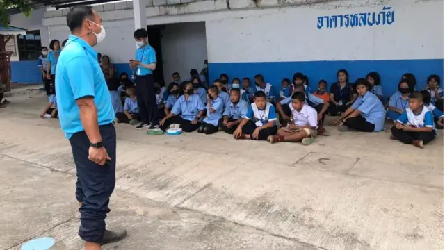 ครูและนักเรียนต้องวิ่งหนีไปยังจุดหลบภัย หลังเครื่องบินมิก 29 บินโฉบหลังคาโรงเรียน ทำให้โรงเรียนในพื้นที่ชายแดนทั้ง 4 แห่งต้องปิดชั่วคราว 30 มิ.ย.-1 ก.ค.