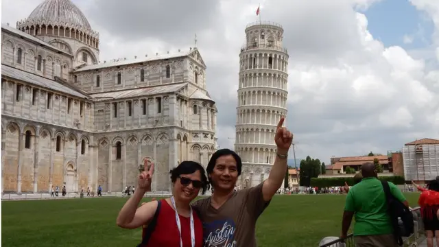 Vợ chồng nghệ sỹ Lê Mạnh Hùng trước tháp nghiêng Pisa