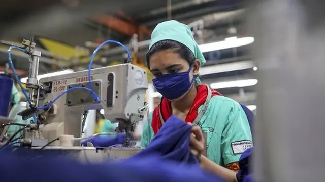বাংলাদেশের অর্থনতিক উন্নয়নে তৈরি পোশাক খাতের বড় ভূমিকা আছে।
