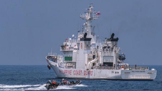 2023年6月6日，在菲律宾西部巴丹省海岸15海里处，菲律宾海岸警卫队成员参加与日本和美国海岸警卫队举行的三边海上演习。