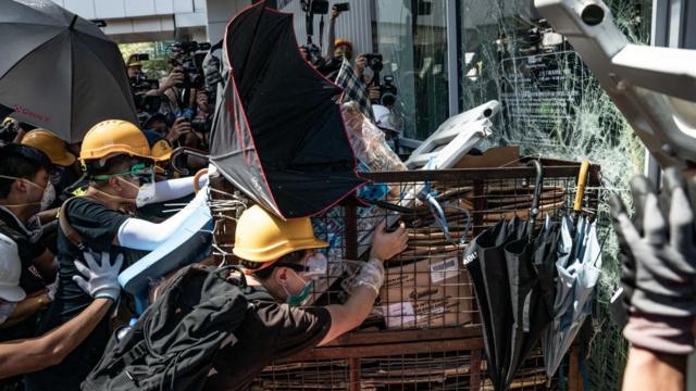 протестующие разбивают двери в гонконгский парламент