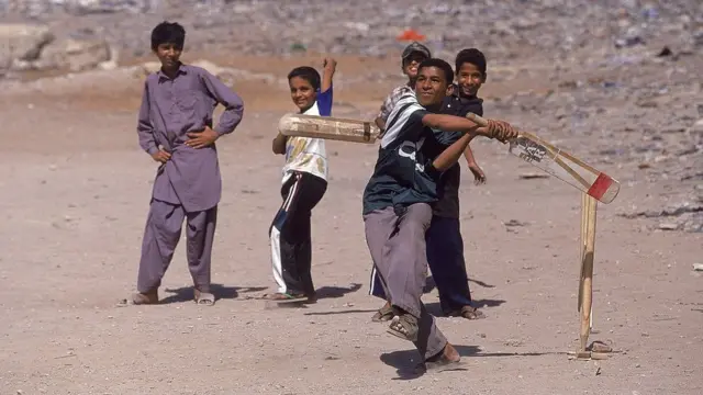 گلی محلے میں کرکٹ