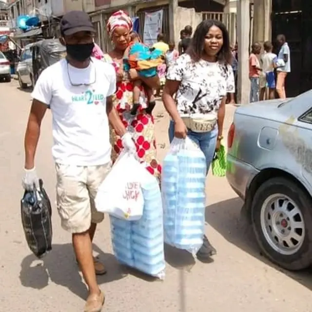 Omoyele dey share cooked food so dat pipo no go worry about matches to light stove