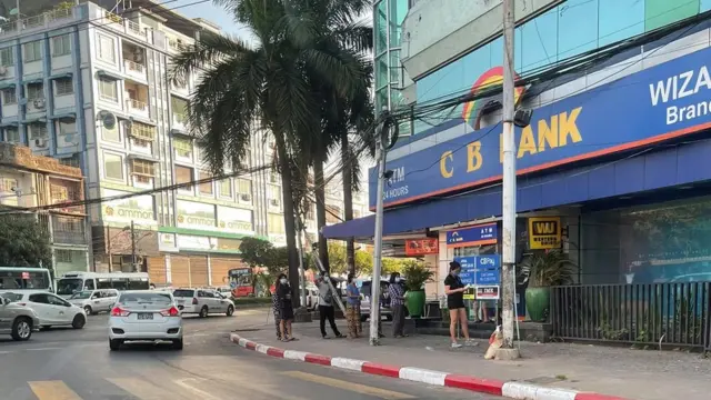 အင်တာနက် မရတာကြောင့် အွန်လိုင်းဘဏ်စနစ် အခက်အခဲဖြစ်